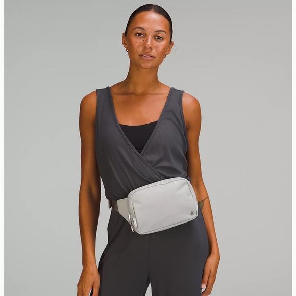 NWT Large Everywhere Belt Bag in Silver Drop! - Picture 6 of 10